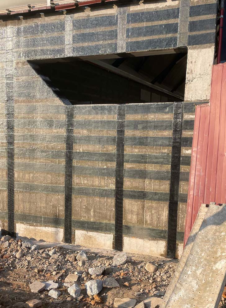 Lavori di adeguamento sismico del Palazzetto dello Sport di Travagliato BS mediante opere di riparazione, rinforzo e adeguamento sismico di strutture in muratura mediante posa di fibre di carbonio Lavori di adeguamento sismico del Palazzetto dello Sport di Travagliato BS mediante opere di riparazione, rinforzo e adeguamento sismico di strutture in muratura mediante posa di fibre di carbonio