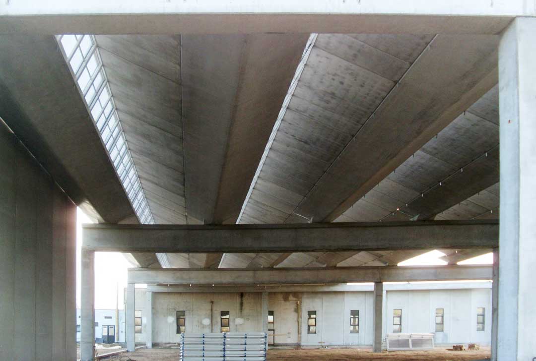 Supervision of prefabricated element installation with prestressed reinforced concrete structure.