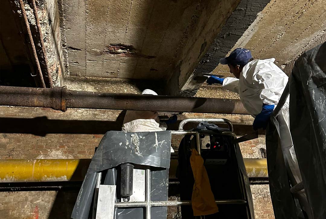 Ricostruzione delle parti ammalorate e ripristino delle sezioni resistenti mediante applicazione a cazzuola o a spruzzo di malta premiscelata polimerica bicomponente, tixotropica, fibrorinforzata, a ritiro compensato, a basso modulo elastico, compatibile con il sottofondo Ricostruzione delle parti ammalorate e ripristino delle sezioni resistenti mediante applicazione a cazzuola o a spruzzo di malta premiscelata polimerica bicomponente, tixotropica, fibrorinforzata, a ritiro compensato, a basso modulo elastico, compatibile con il sottofondo